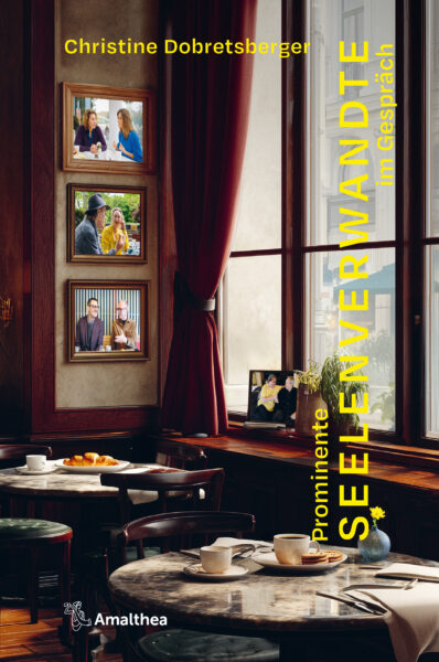 Buchcover mit einem gemütlichen Café-Interieur: Marmortische mit Kaffeetassen, ein Fenster mit Vorhängen und gerahmte Fotos von Menschen im Gespräch an der Wand. Der gelbe, vertikal gesetzte Titel lautet „Seelenverwandte im Gespräch – Prominente“. Oben steht der Name „Christine Dobretsberger“, unten das Amalthea-Verlagslogo.