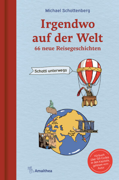 Das Buchcover von Michael Schottenberg "Irgendwo auf der Welt" zeigt auf blauem Hintergrund eine Weltkugel, die eine winkende Karikatur des Autors in einem rot-weiß gestreiften Ballon umfliegt. Er zieht ein Banner mit der Aufschrift "Schotti unterwegs" hinter sich her. Darüber ist der Name des Autors, "Michael Schottenberg", und der Titel des Buches, "Irgendwo auf der Welt", in rot platziert. In der unteren rechten Ecke ist ein roter Sticker mit der Aufschrift "Hörbuch über QR-Code im Kapitel, gelesen vom Autor" abgebildet.