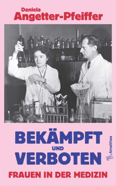 Das Buchcover von Daniela Angetter-Pfeiffer "Bekämpft und verboten – Frauen in der Medizin" zeigt ein Schwarz-Weiß-Bild einer Wissenschaftlerin und ihres Mannes, der kontrollierend auf ihre Arbeit sieht. Das quadratische Bild ist auf einem rosa Hintergrund platziert. Darunter ist in großer blauer Schrift "Bekämpft und verboten" zu sehen und darunter in roter Schrift "Frauen in der Medizin". Über dem Bild ist der Name der Autorin "Daniela Angetter-Pfeiffer" in rot abgebildet.
